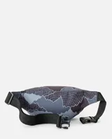 Riñonera Rip Curl modelo Search Camo, confeccionada con tejido Hydro Protech resistente al agua, con estampado de camuflaje en tonos grises y negros. Cuenta con un compartimento principal con cierre, bolsillo frontal seguro, parche con el logo de la marca y correa ajustable con hebilla.