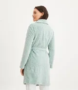 Bata corta en color verde agua, confeccionada en fleece con textura en relieve. Tiene mangas largas, cuello tipo chal y lazo para ajustar en la cintura.