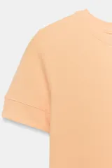 Camiseta de manga corta color negro, con cuello redondo y corte regular fit.