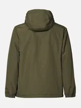 Canguro tipo anorak de color gris oscuro, con capucha ajustable, bolsillo frontal con solapa y cierre de media cremallera. Presenta detalles en color naranja en los tiradores de los cierres y un parche con el logo de la marca en el centro del pecho.