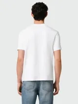 Remera blanca de algodón con logo bordado en el pecho.