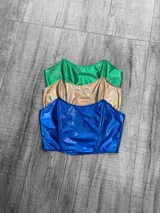 Corset metalizado con cierre en la espalda.