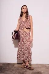 Falda midi marrón con estampado de hojas en color crema y abertura lateral.