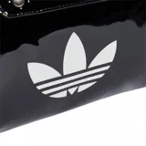 Mini bolso tipo bowling de Adidas, confeccionado en material sintético con acabado brillante tipo charol. Presenta el logo del trébol de la marca estampado en blanco en el frente, doble asa de mano y correa ajustable y extraíble para llevar al hombro.