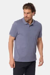Remera polo azul con estampado de logos en todo el cuerpo, de corte clásico y manga corta.