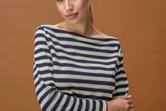 Sweater de tejido de punto con diseño de rayas horizontales en azul marino y beige, de corte recto, escote bote y mangas largas.