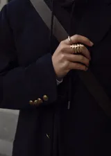 Anillo plateado con forma de esqueleto de costillas.