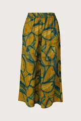 Pantalón de corte fluido con cintura elástica, confeccionado en tela ligera con estampado abstracto de formas circulares en tonos mostaza y verde.