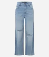 Pantalón de jean modelo wide leg en color azul medio, con cintura baja y corte holgado. Presenta roturas decorativas en las rodillas, bolsillos funcionales, cierre frontal con botón y cremallera, y trabillas para cinturón.