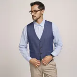 Chaleco reversible de corte clásico para hombre, con diseño de cuadros finos sobre fondo azul y cierre frontal con botones.