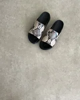 Sandalias chatas de cuero vacuno color beige con estampado de piel de serpiente.