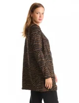 Cardigan abierto de tejido soft con estampado de cuadros en tonos azul y blanco. Presenta corte recto, mangas largas y dos bolsillos frontales aplicados.