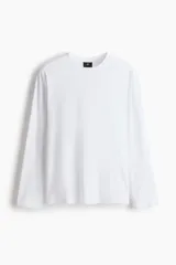 Remera blanca de manga larga en punto de algodón liviano, con cuello redondo ribeteado y corte estándar.