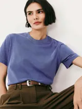 Camiseta de manga corta en color azul con efecto lavado, cuello redondo y corte clásico.