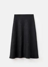 Falda midi evasé de color negro, confeccionada en mezcla de lana y viscosa, con cintura elástica.