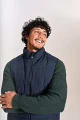 Chaleco tipo puffer color azul marino, con cierre frontal completo, cuello alto y logo bordado en el pecho.