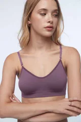 Soutien bralette color lila de punto canalé, con breteles ajustables y espalda entera.