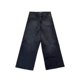 Pantalón de jean estilo ultra baggy con diseño de paneles curvos en las piernas, color negro con efecto lavado. Presenta un corte extremadamente holgado y tiro medio.