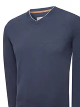 Sweater de tejido liviano con cuello en V, manga larga y calce regular. Presenta un diseño liso en color azul marino con una sutil línea en contraste en el borde interno del cuello.
