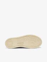 Zapatillas Autry Medalist Slip-On, estilo mule, color blanco y dorado, confeccionadas en cuero de becerro con perforaciones en la puntera.