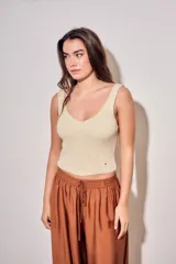 Top tejido negro de algodón con diseño acanalado, escote en V y tirantes anchos.