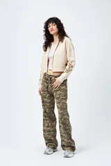 Canguro cropped negro con cierre frontal y estampa abstracta en contraste en las mangas.