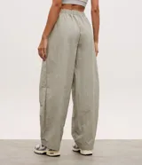 Pantalón de corte balloon y tiro alto, confeccionado en poliamida, con cintura elástica, bolsillos laterales y diseño con recortes.