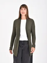 Saco abierto color verde militar, de manga larga y corte holgado.