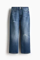 Jean tobillero de cinco bolsillos en denim de algodón, de tiro alto con piernas rectas y detalles de roturas sutiles.