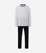 Conjunto de pijama masculino compuesto por una remera de manga larga con estampado de rayas horizontales y un pantalón largo de corte recto con cintura elástica.