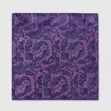 Pañuelo de bolsillo de seda con estampado floral y botánico en tonos violeta y azul oscuro, presentado en una caja de regalo negra con cinta.