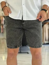 Bermuda de jean de corte slouchy en color celeste claro, con efecto deslavado y detalles de roturas sutiles en los dobladillos.