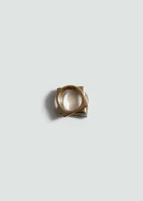 Pack de tres anillos de diseño geométrico cuadrado, con acabado combinado en tonos dorado y plateado.