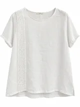Blusa blanca de lino con escote redondo, manga corta con detalles de volados y pliegues decorativos verticales en el frente.