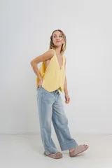 Chaleco celeste de punto con escote en V y cierre frontal con botones. Tejido calado y corte holgado.