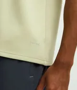 Remera deportiva de manga corta y cuello redondo, confeccionada con tecnología Dry para mayor transpirabilidad y control de la humedad. Presenta un diseño liso en color verde claro con un pequeño estampado de lettering en la parte inferior.