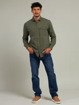 Camisa de manga larga color azul con dos bolsillos frontales con botón.