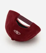 Gorra masculina de color bordó, confeccionada en tejido texturizado tipo gamuza, con visera curva, regulador y bordado frontal en lettering blanco.
