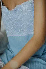 Camisón corto gris con puntilla blanca en escote y ruedo, de breteles finos.