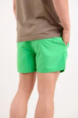 Short de baño color verde vibrante, con cintura elástica y cordón de ajuste.