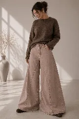 Pantalón de jean tiro alto con diseño wide leg, color morado con efecto acid wash.