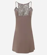 Camisón corto color marrón con breteles finos fijos, escote en V y detalle de encaje en el escote y la espalda.