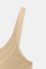 Camiseta ajustada (slim fit) de tejido acanalado (rib), color gris oscuro jaspeado, con escote redondo pronunciado y tirantes finos.