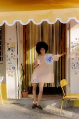 Vestido oversized tipo remerón, color rosado con estampado de flores azules y verdes.