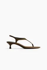 Sandalias de dedo en gamuza color verde militar, con tira en T, taco kitten y tira elástica trasera.