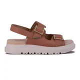 Sandalias negras con plataforma y dos tiras anchas con hebillas doradas.