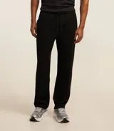 Pantalón deportivo de corte recto en color marrón, con cintura elástica ajustable mediante cordón y bolsillos laterales.