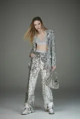 Blazer plateado de lentejuelas con doble botonadura, mangas largas y hombreras.