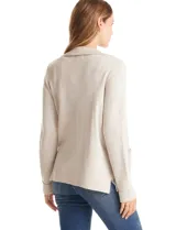 Cardigan tejido color beige, marca Elie Tahari, con cuello con solapa, bolsillos delanteros aplicados y ruedo de manga con dobladillo.