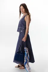 Musculosa azul con estampado a cuadros blancos, de lino.